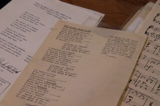 Pesquisadores encontram 92 letras de hinos do MS descartadas 