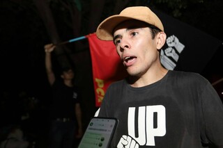 “Olê, olê, olê, olá!”: estudantes lotam entorno da UFMS em apoio a Lula “Olê, olê, olê, olá!”: estudantes lotam entorno da UFMS em apoio a Lula