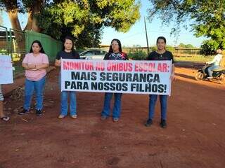 Mães protestam contra transporte escolar precário após roda de ônibus se soltar Mães protestam contra transporte escolar precário após roda de ônibus se soltar
