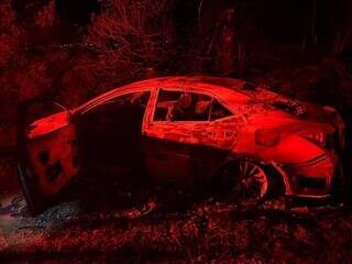 Corpo carbonizado é encontrado em carro queimado na fronteira Corpo carbonizado é encontrado em carro queimado na fronteira