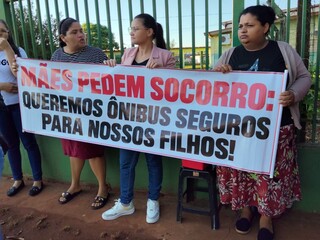 Mães protestam contra transporte escolar precário após roda de ônibus se soltar Mães protestam contra transporte escolar precário após roda de ônibus se soltar