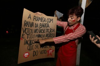 “Olê, olê, olê, olá!”: estudantes lotam entorno da UFMS em apoio a Lula “Olê, olê, olê, olá!”: estudantes lotam entorno da UFMS em apoio a Lula