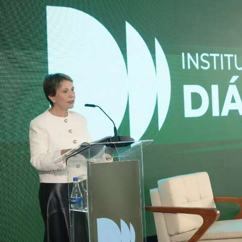 Senadora esquece 2º turno e já discute "terras raras"