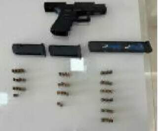 Alvo de operação contra tráfico foi preso com arma e munições em sofá Alvo de operação contra tráfico foi preso com arma e munições em sofá