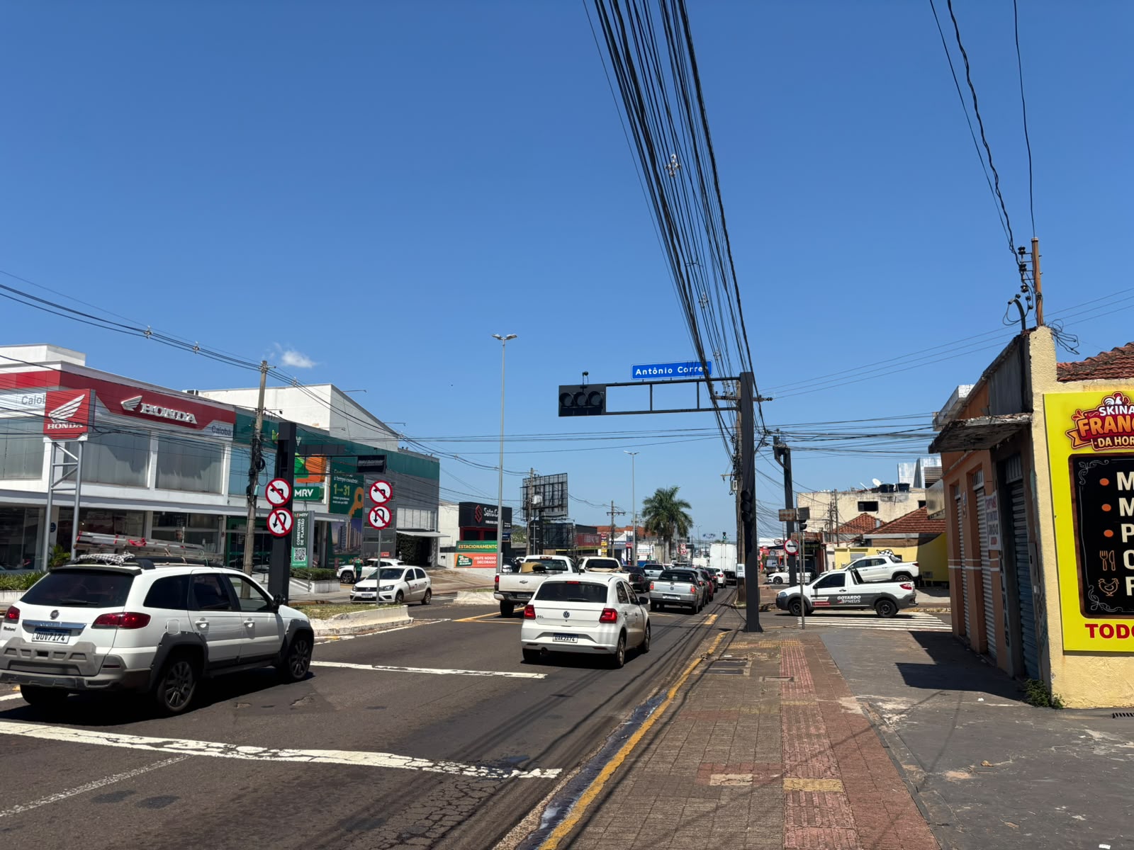 Semáforos desligados na Zahran complicam trânsito e preocupam comerciantes