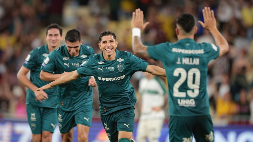 Savarino encerra jejum com três gols em goleada do Fluminense