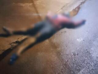 Execução a tiros deixa homem morto no meio de rua Execução a tiros deixa homem morto no meio de rua
