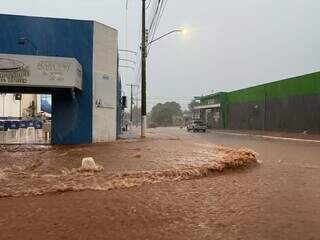 Chuva alaga ruas no interior e homem aproveita enxurrada para fazer &ldquo;boia-cross&rdquo;