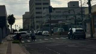 Sem&aacute;foros quebrados h&aacute; dias deixam condutores no risco de acidentes