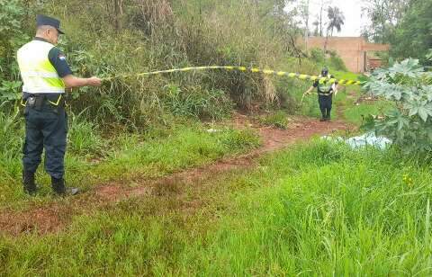 Corpo carbonizado e com membros decepados &eacute; encontrado em matagal