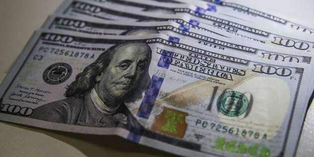 D&oacute;lar fecha abaixo de R$ 5 e acumula recuo de 23 centavos em uma semana
