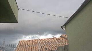 Nuvens escuras avan&ccedil;am com chuva e mudam cen&aacute;rio da manh&atilde; em Campo Grande