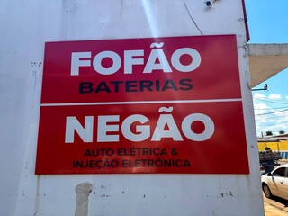 Quem s&atilde;o Fof&atilde;o e Neg&atilde;o, dupla que chama aten&ccedil;&atilde;o em fachada da Salgado Filho?