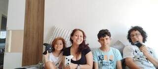 Para ajudar filhos a fazer amigos, mãe aposta em jogos de cartas Para ajudar filhos a fazer amigos, mãe aposta em jogos de cartas