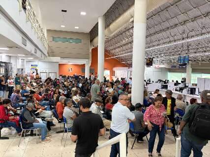 Com fila de 500 pessoas, &uacute;ltimo dia do Regulariza CG tem espera de mais de 3h