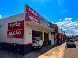 Quem s&atilde;o Fof&atilde;o e Neg&atilde;o, dupla que chama aten&ccedil;&atilde;o em fachada da Salgado Filho?