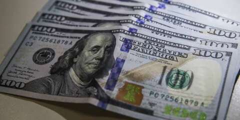D&oacute;lar fecha abaixo de R$ 5 e acumula recuo de 23 centavos em uma semana