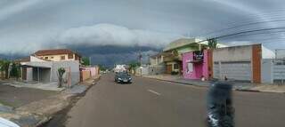 Nuvens escuras avan&ccedil;am com chuva e mudam cen&aacute;rio da manh&atilde; em Campo Grande