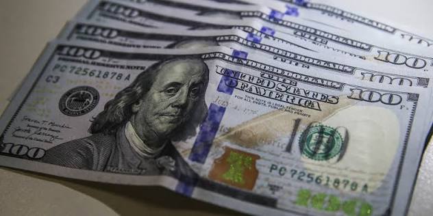 Dólar fecha abaixo de R$ 5 e acumula recuo de 23 centavos em uma semana