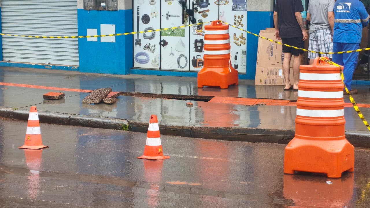 Erosão após 70 mm de chuva força interdição de duas lojas
