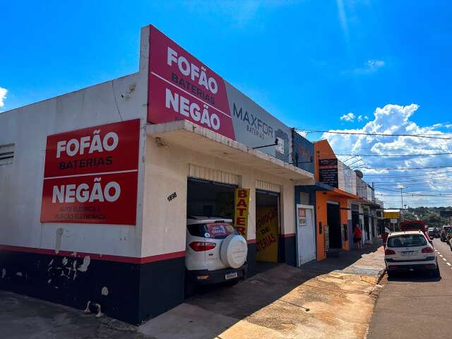 Quem s&atilde;o Fof&atilde;o e Neg&atilde;o, dupla que chama aten&ccedil;&atilde;o em fachada da Salgado Filho?