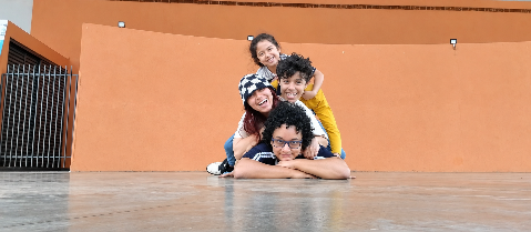 Para ajudar filhos a fazer amigos, m&atilde;e aposta em jogos de cartas