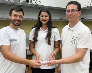 Produto desenvolvido em MS busca controlar moscas dos bovinos com nanotecnologia Produto desenvolvido em MS busca controlar moscas dos bovinos com nanotecnologia