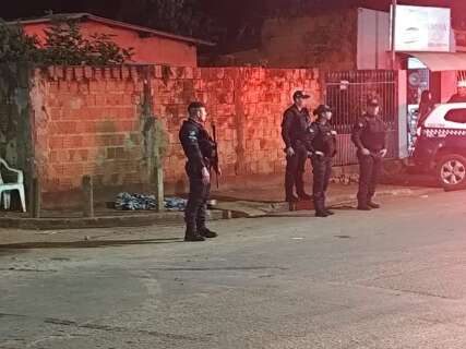 Adolescente &eacute; executado com mais de seis tiros em esquina de pra&ccedil;a