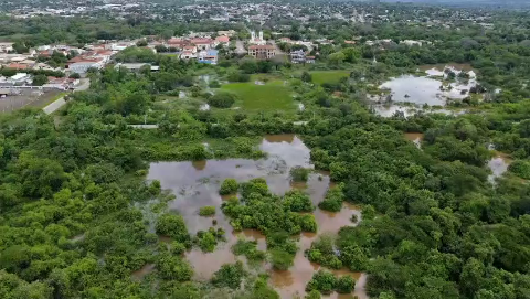 Rio avan&ccedil;a sem chuva sobre &aacute;rea &agrave;s margens do C&oacute;rrego Jo&atilde;o Dias