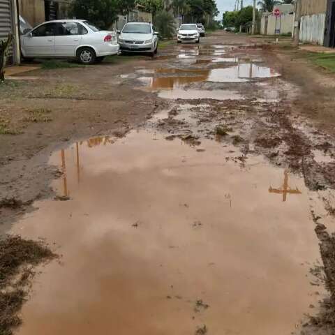Com chuva ou sol, rua sem asfalto &eacute; problema no Parque dos Girass&oacute;is