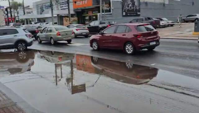 Bueiro entupido provoca alagamento e incomoda comerciante na Rua Bahia