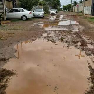 Com chuva ou sol, rua sem asfalto é problema no Parque dos Girassóis Com chuva ou sol, rua sem asfalto é problema no Parque dos Girassóis