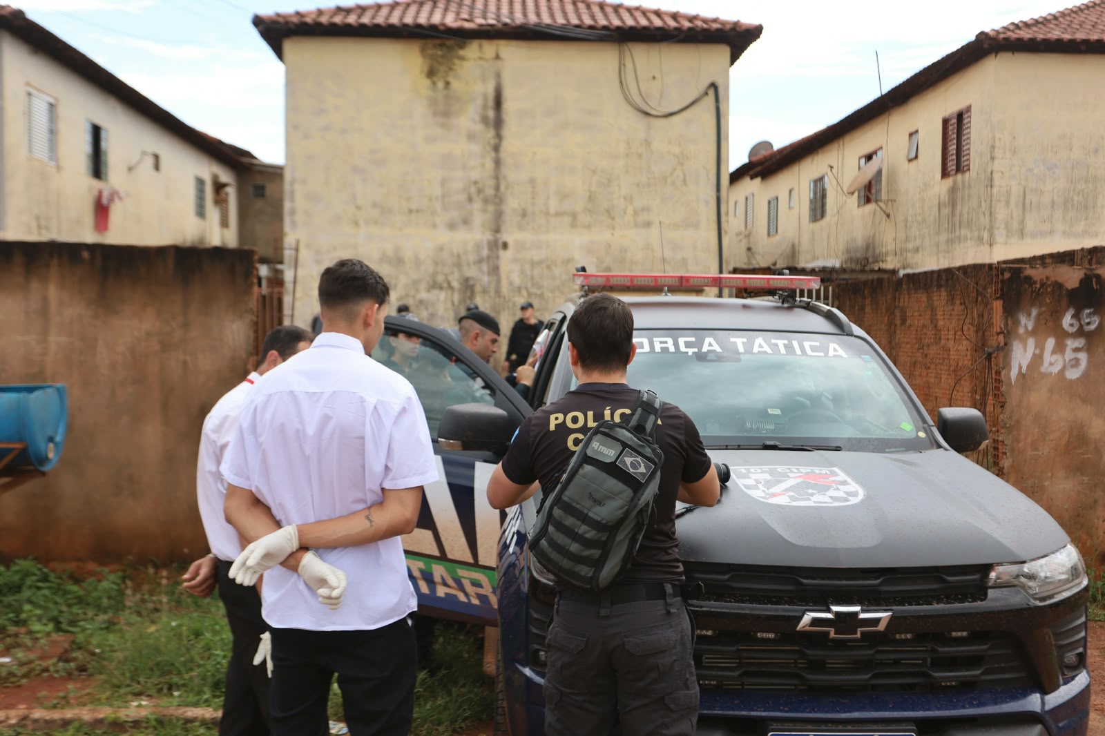 Mulher vai com PM recolher pertences na casa do ex, homem reage e morre baleado