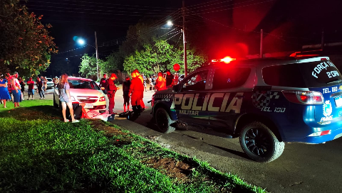 Homem &eacute; executado por dupla em moto enquanto comprava cerveja