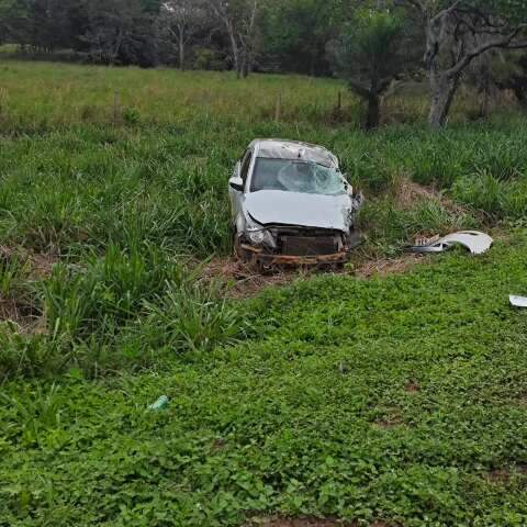 Homem morre ap&oacute;s colis&atilde;o frontal entre carro e carreta na BR-163