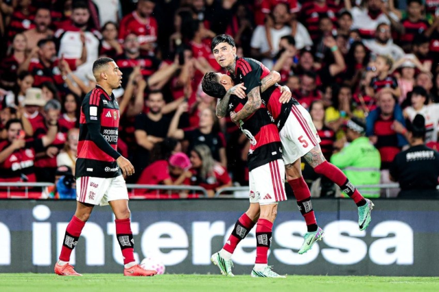 Carrascal decide cl&aacute;ssico e mant&eacute;m Flamengo na lideran&ccedil;a do Brasileir&atilde;o