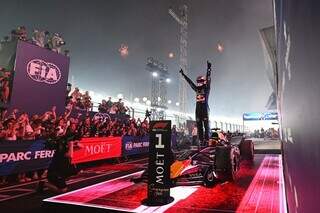 Max Verstappen domina em Marina Bay e conquista vitória inédita Max Verstappen domina em Marina Bay e conquista vitória inédita