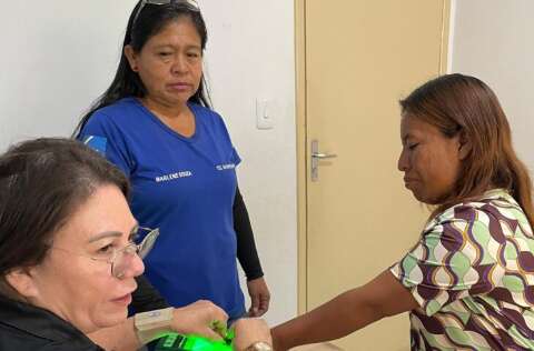 Com guarani e at&eacute; desenho de gatinha, Marlene acolhe quem chega &agrave; per&iacute;cia