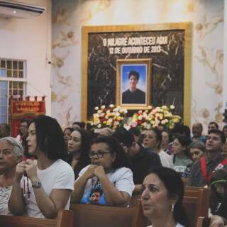 Missa prepara fi&eacute;is para dia de homenagens a "santo millennial"