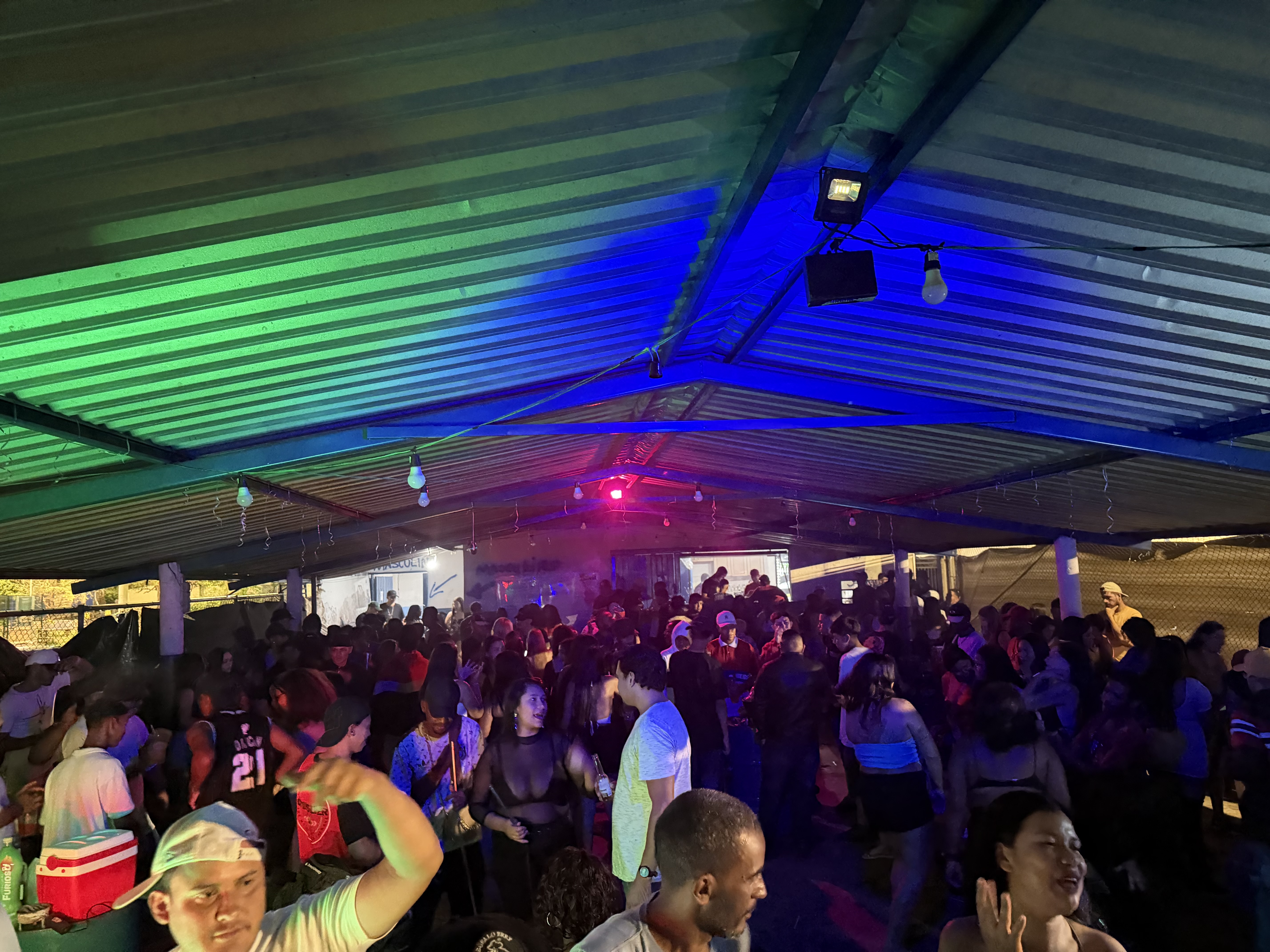 No Tiradentes, baile agita comunidade com funk no som automotivo