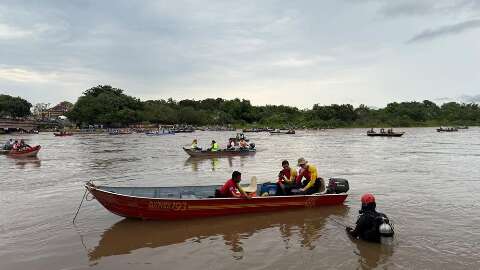Mergulhadores refor&ccedil;am buscas por homem no Rio Taquari