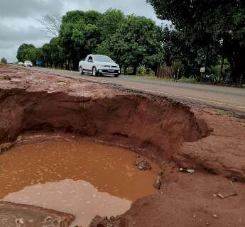 Chuva abre cratera e compromete asfalto da MS-141, entre Ivinhema e Ang&eacute;lica