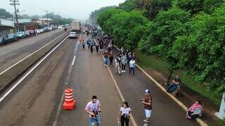 Fi&eacute;is enfrentam chuva em romaria de 15 km para celebrar Padroeira do Brasil