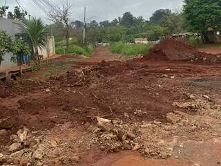 Obra de esgoto deixa moradores &ldquo;ilhados&rdquo; no Jardim Columbia