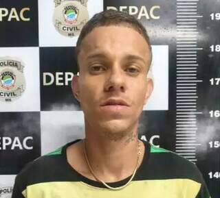 Flagrante de arma escondida no lixo termina em confronto com a pol&iacute;cia
