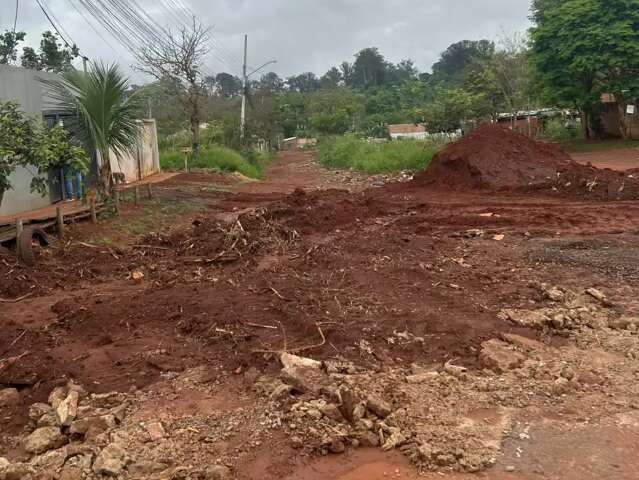 Obra de esgoto deixa moradores &ldquo;ilhados&rdquo; no Jardim Columbia
