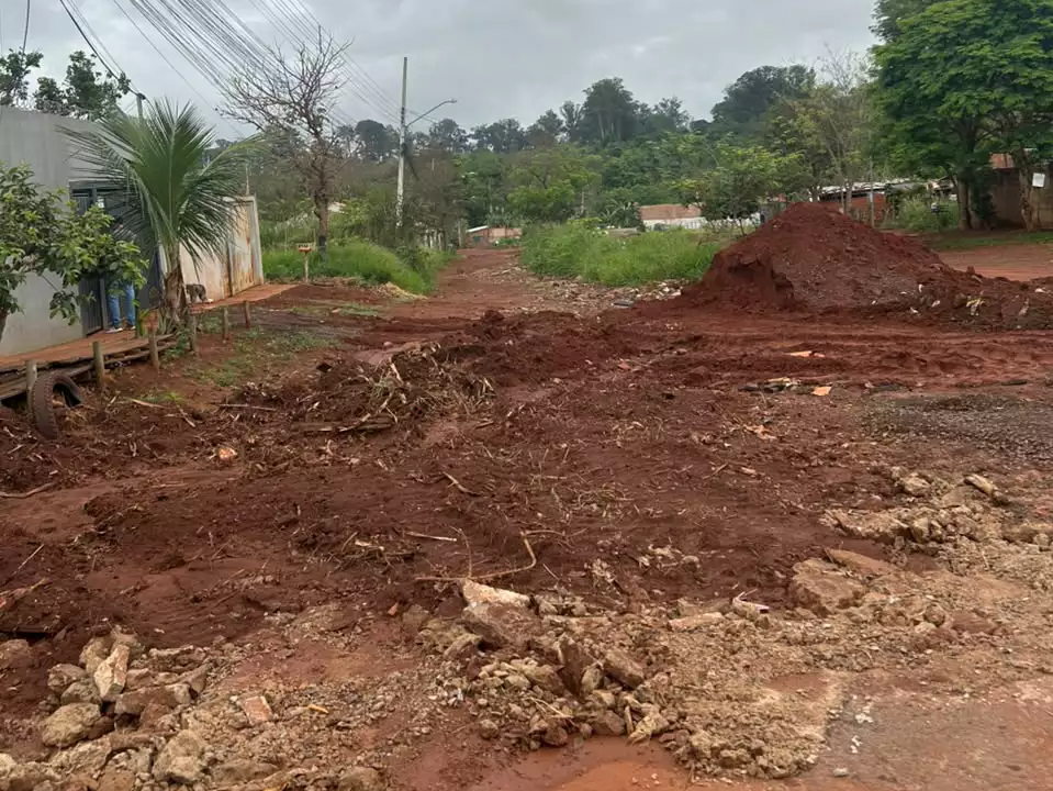Obra de esgoto deixa moradores “ilhados” no Jardim Columbia