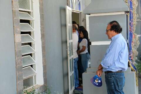 Pela fresta da janela, M&aacute;rcio encontra lugar para celebrar sua f&eacute; por Aparecida
