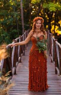 Noiva casa de vestido terracota em cerim&ocirc;nia cheia de s&iacute;mbolos