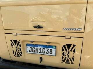Kombi do terror circula com caveiras e assusta pelas ruas da cidade